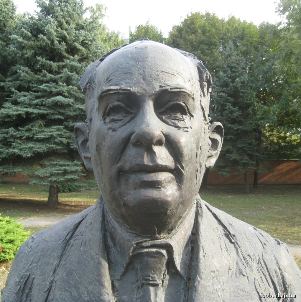 Neumann János szobor, Kecskemét Izsáki út 10.