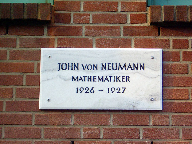 Neumann utca tábla – Princeton, névtábla – Göttingen