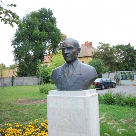 Neumann János szobor, Szombathely Losonc u. 1.